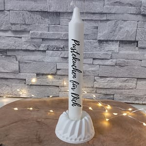 Kerze Geburtstag mit Spruch MOCKUP-EINE-STEHENDE-KERZE-GUGELHUPF