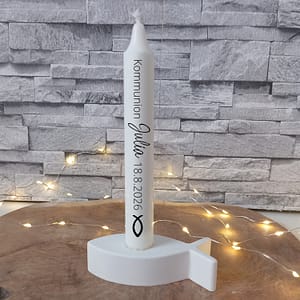 Kommunion Kerze personalisiert MOCKUP-EINE-STEHENDE-KERZE-FISCH